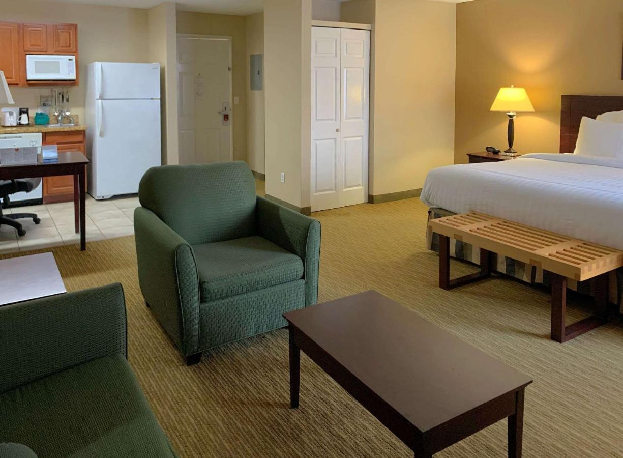 Suite Living Area at MainStay Suites Addison-Dallas