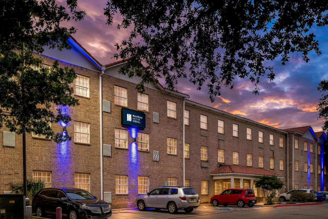 MainStay Suites at Dusk at MainStay Suites Addison-Dallas