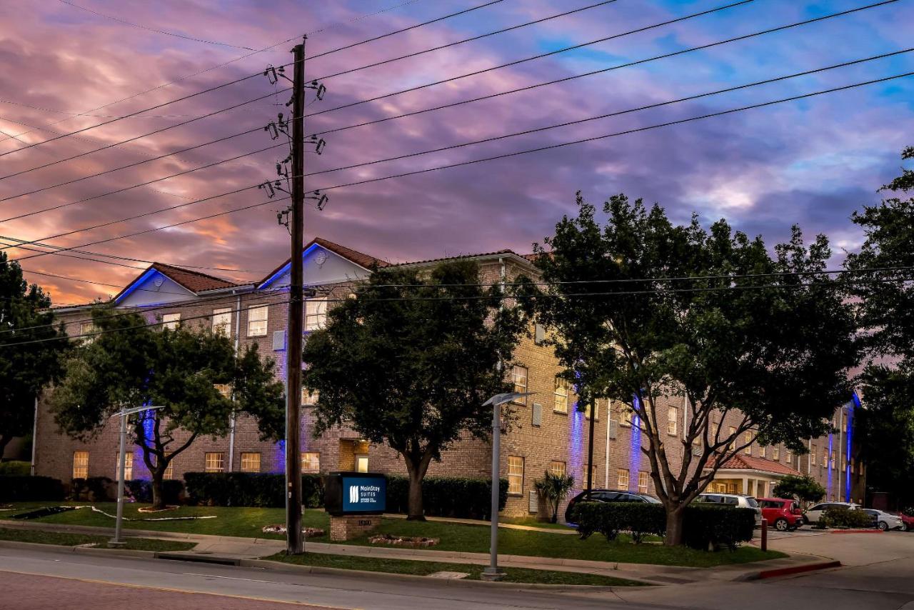 Sunset Exterior at MainStay Suites Addison-Dallas