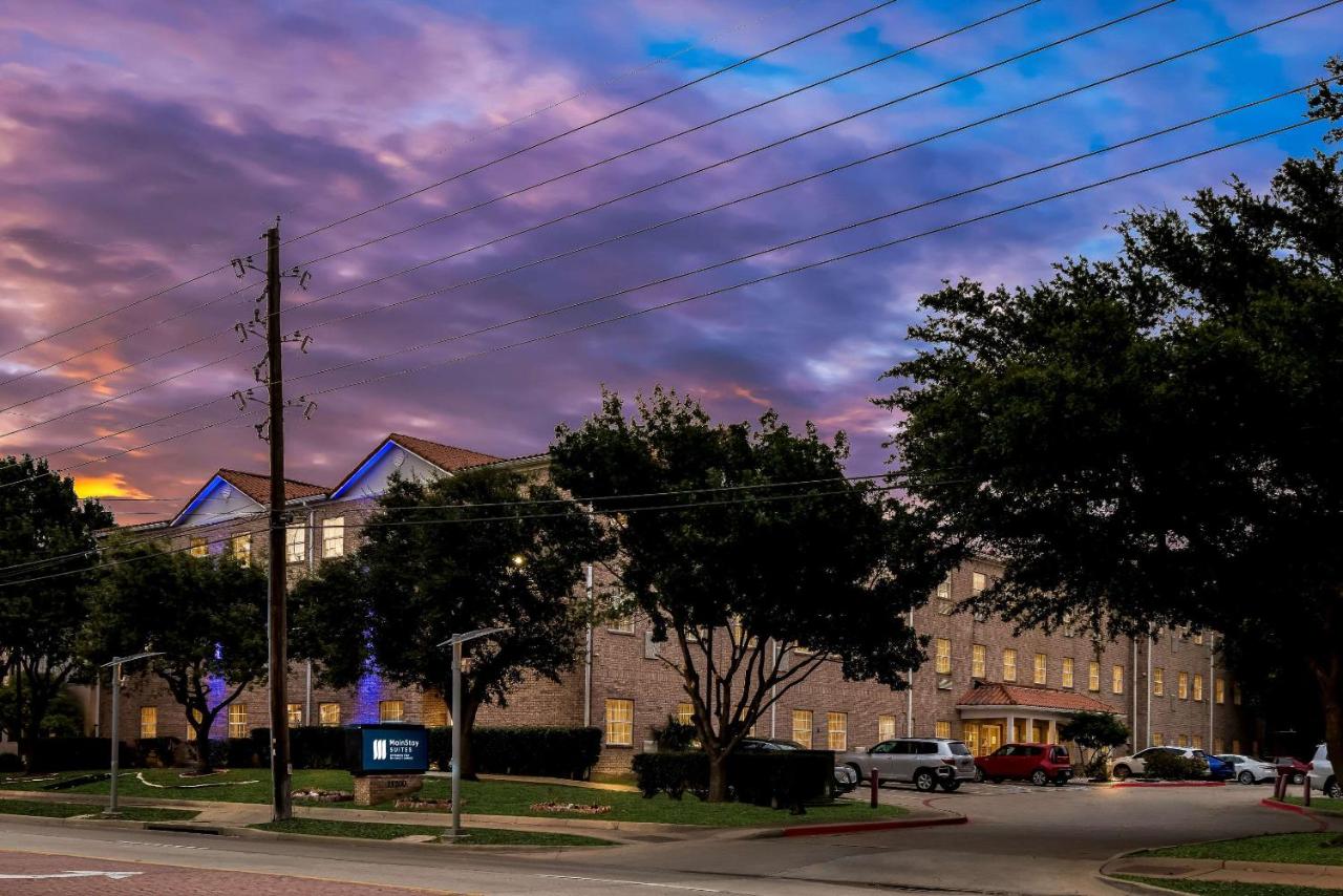 Hotel Entrance at MainStay Suites Addison-Dallas