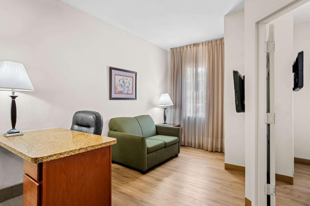 Suite Sitting Area at MainStay Suites Addison-Dallas