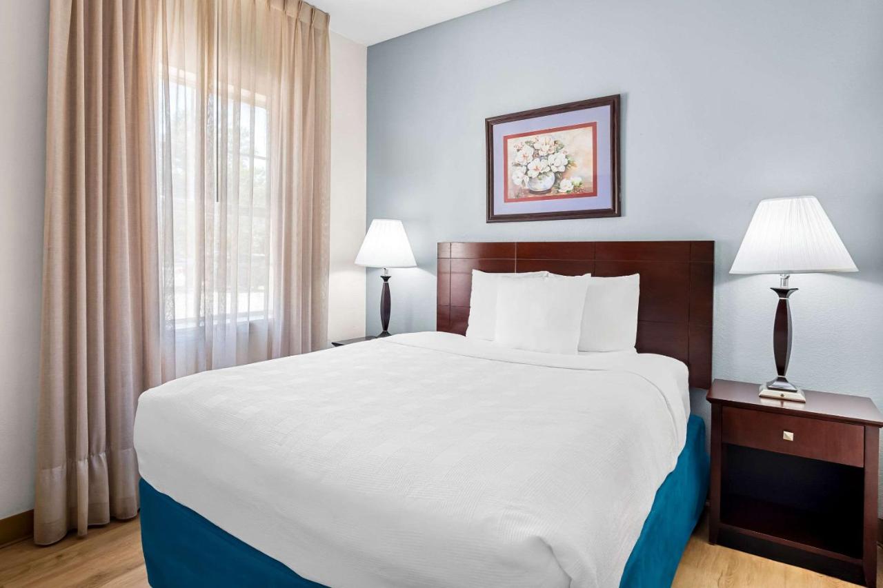 1 Queen Bed, 1 Room Suite