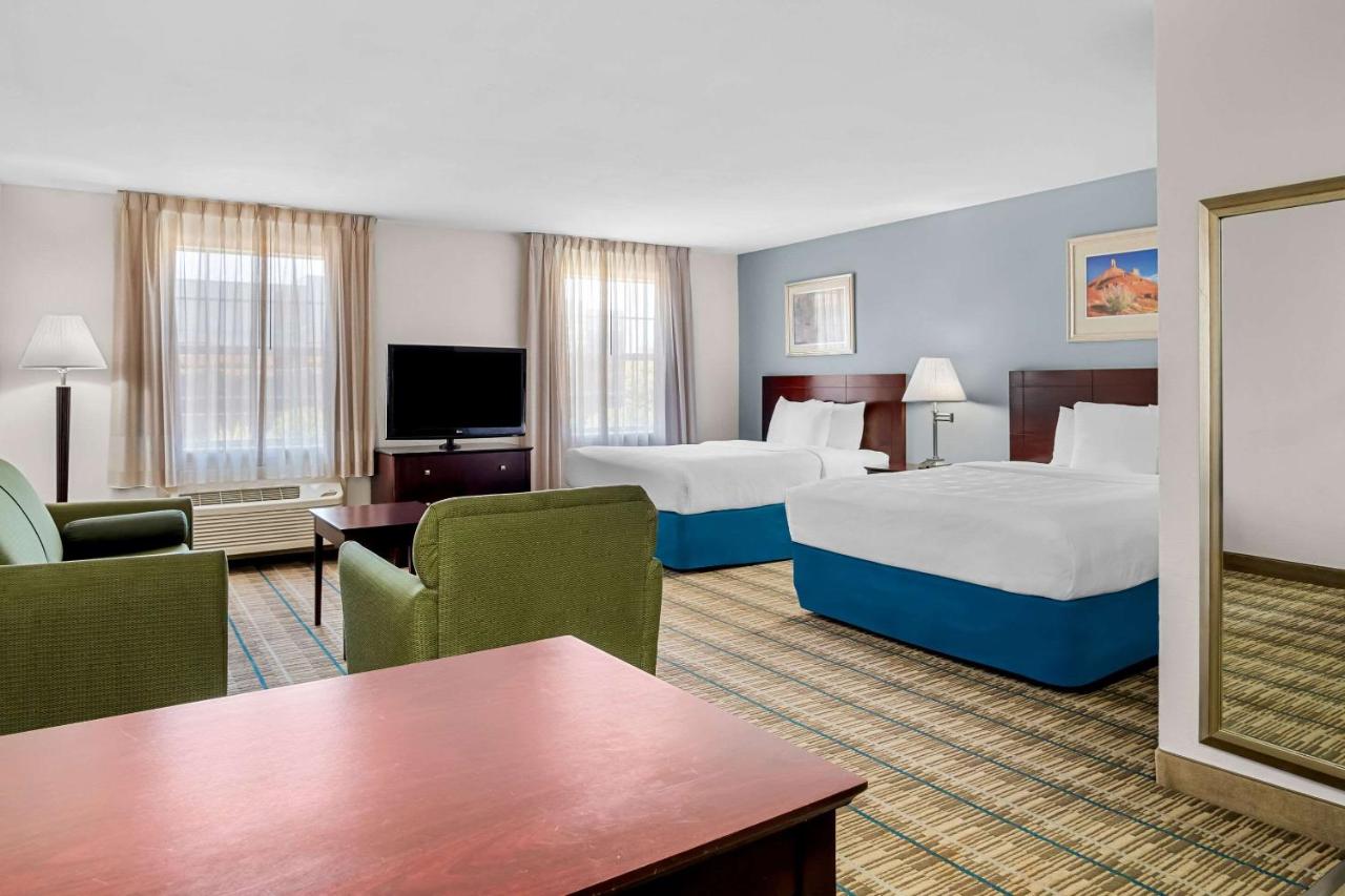 2 Queen Beds, 1 Room Suite