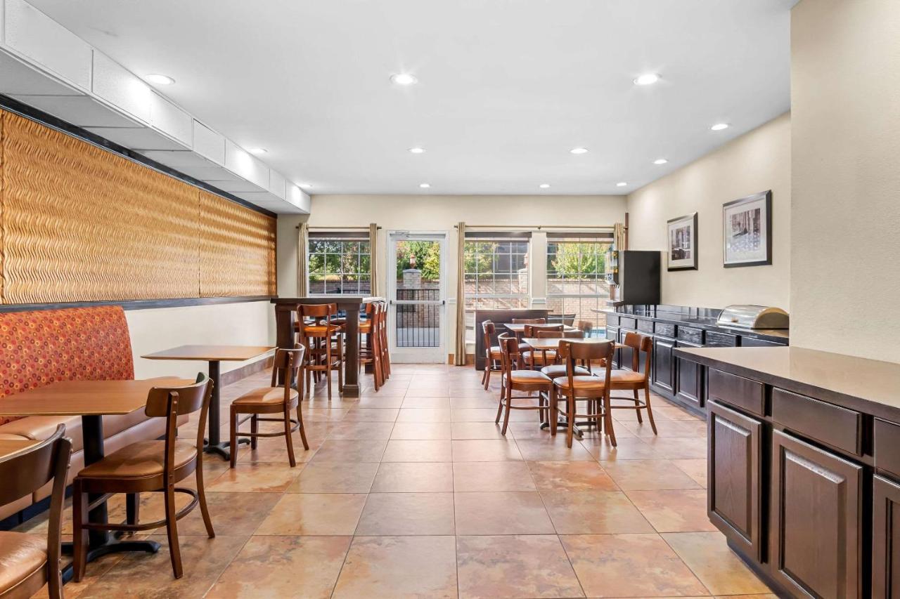 Breakfast Dining Area at MainStay Suites Addison-Dallas