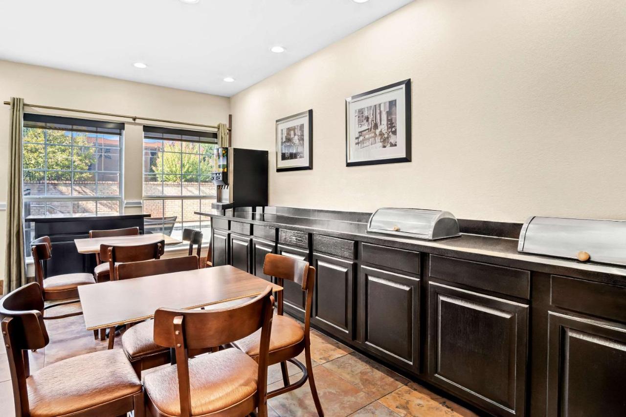 Breakfast Service at MainStay Suites Addison-Dallas