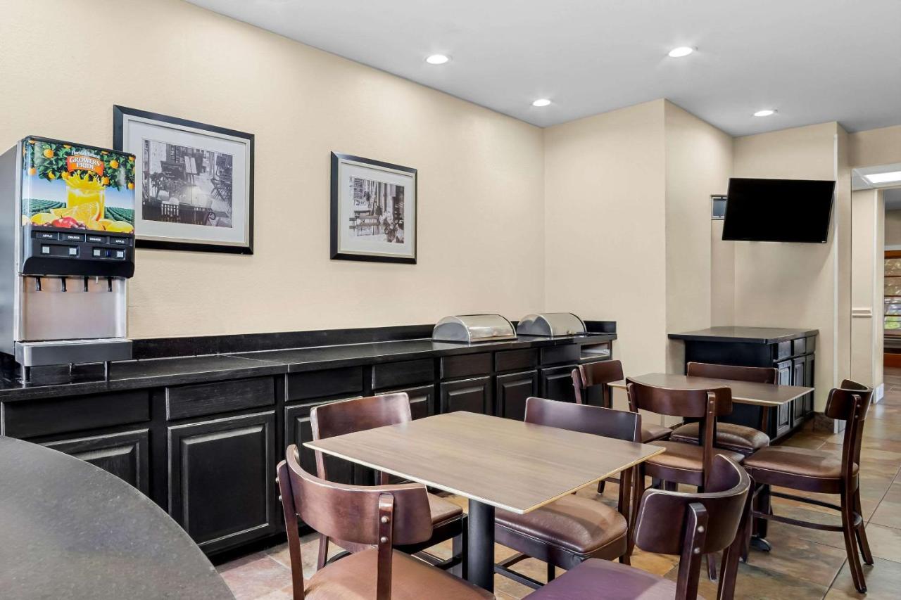 Dining Lounge at MainStay Suites Addison-Dallas