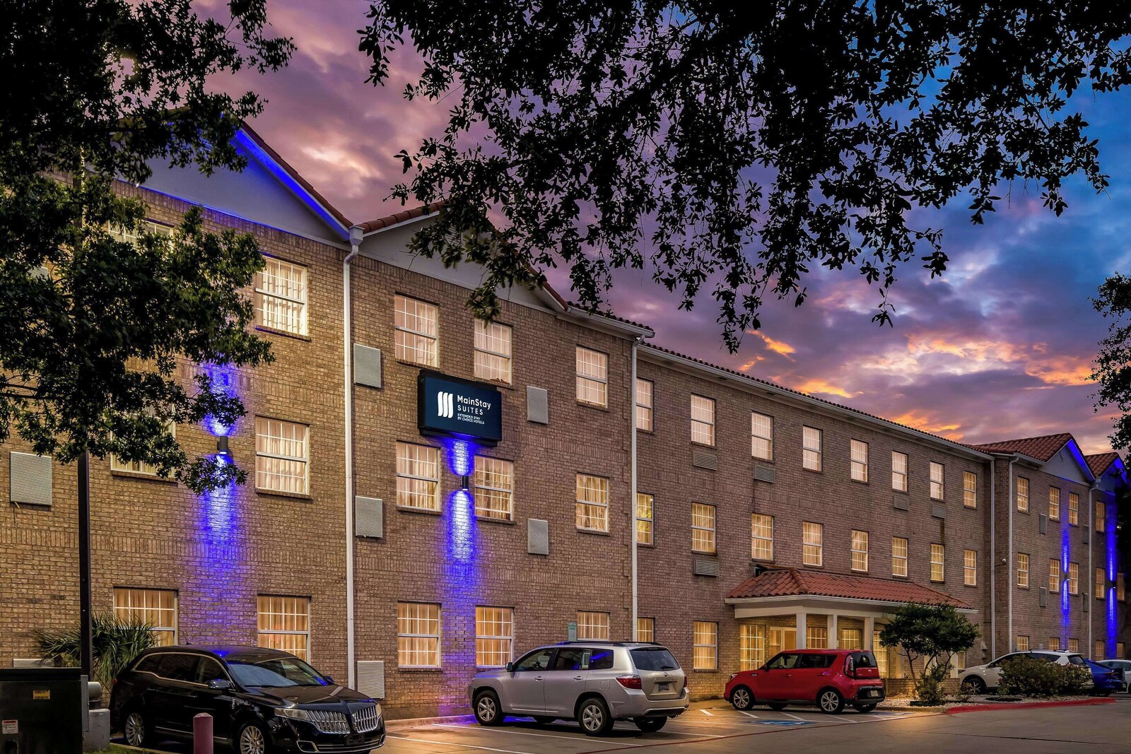 Exterior of MainStay Suites Addison-Dallas